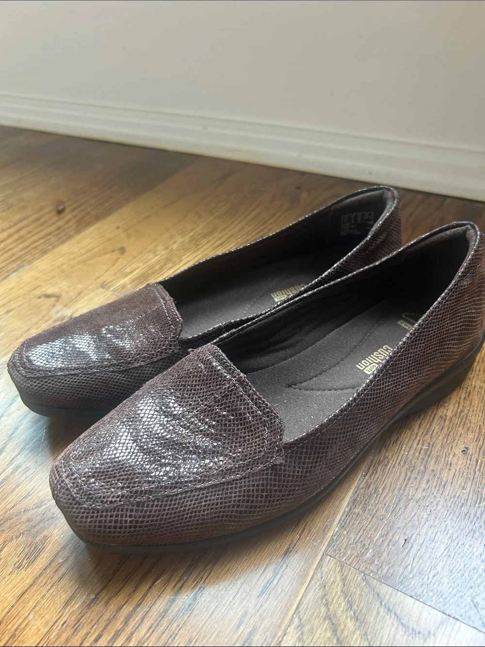 Clarks Cushion soft Women’s Dark Brown Textured Slip-On Loafers 8M/39M